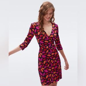 DIANE VON FURSTENBERG WRAP DRESS 100% SILK
